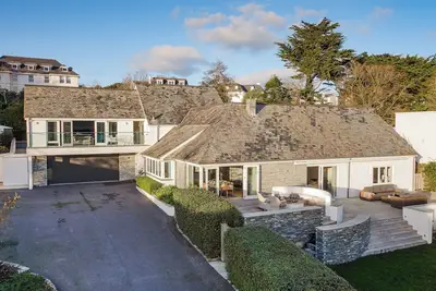 Landers Field, family friendly, with pool in Rock