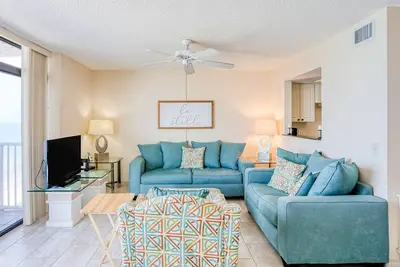 Image de Delightful waterfront condo with sweeping views, beach access, balcony & pool