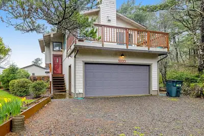 Image de Home with gas fireplace, washer/dryer, & 2 outdoor spaces - walk to beach