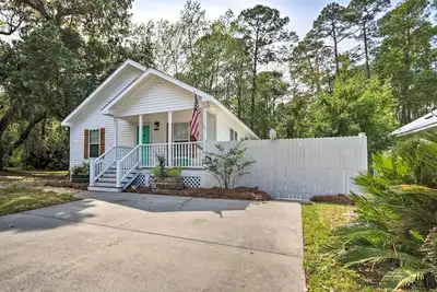Image de Patio & Gas Grill: Charming Bluffton Escape!