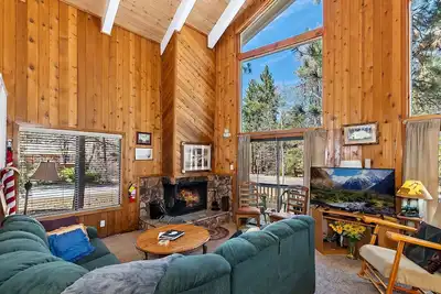 Image de Whispering Cottage by Destination Big Bear: Walk to Meadow Park & Lake from this Summit Lake Home! Pet Friendly! Fully Fenced Yard!