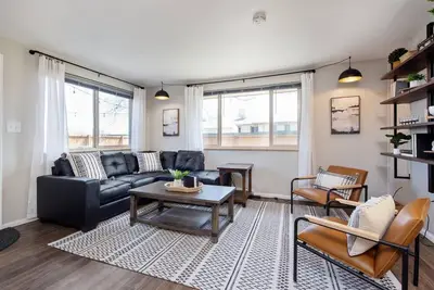 Image de Modern Chic Retreat | Near Mtns & Red Rocks | Wifi
