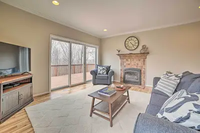 Image de Pet-Friendly Harbor Springs Home: Hot Tub + Pool!