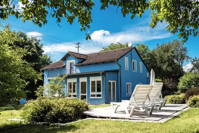 Image de The Blue House - surrounded by greenery