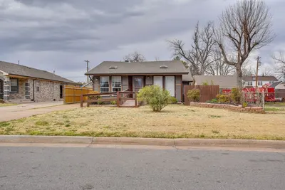 Image de Cozy Oklahoma City Home w/ Deck & Gas Grill!