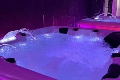 Image de Suite de 80m2 avec jacuzzi et billard, Ă 30 min de Marseille