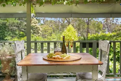 Image de Saint Eloi - Le studio is a French inspired luxe 1-bedroom studio in Bowral
