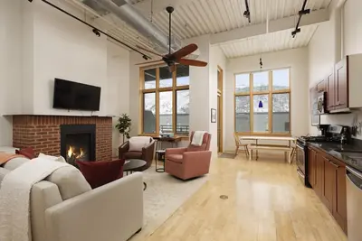 Image de Mid-Valley Modern | Rooftop Deck, A\/C, Gym, Firepl