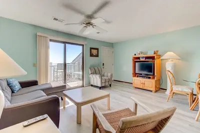 Image de 🌴🌊 Hitch Hideaway: Oceanfront Condo | Steps to the Beach | Top Floor Deck