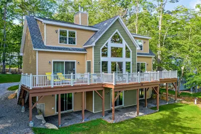 Image de Beautiful Newer Winnipesaukee Waterfront Home for 10 5 Bedrooms 4 Baths