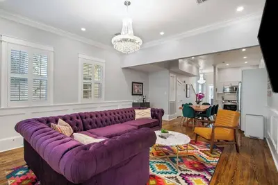 Image de Cheerful & Bright-4 Bedroom Home-Blocks to the Fq!