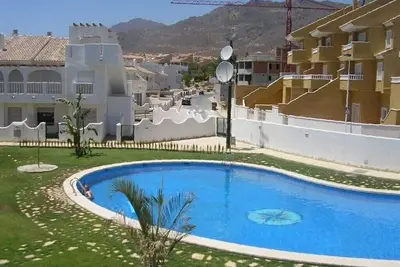 Image de Family friendly apartment complex close to amenities and sea.