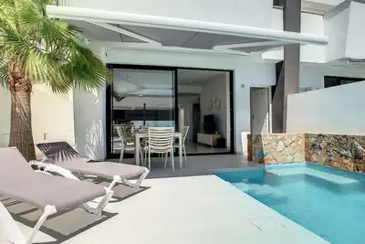 Image de Villa avec piscine privée et terrasse sur le toit