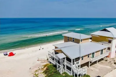 Image de On The Beach! 5 Bedrooms Each With Private Baths Large Porches
