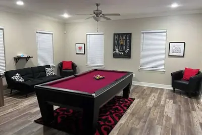 Image de *Mega 3 bedroom house with projector & pool table*