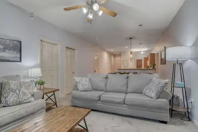Image de Gorgeous family-sized golf course level condo. Sleeps 11. 3 min to Sdc! !
