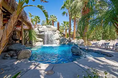 Image de The Grotto- 5bd/4ba-Waterfalls-Pool-Spa-Games Room-Secluded Acreage