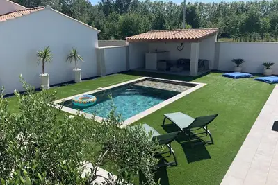 Image de Villa moderne et calme avec piscine chauffée, terrasse et terrain de pétanque