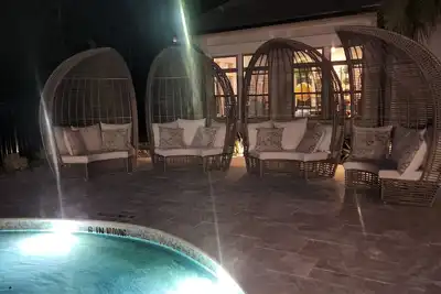 Image de Luxury  family-friendly two bedroom 2 bath in a central location.