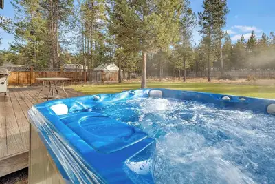 Image de 3 Bedroom family home near Sunriver. Ac, Pets allowed, Hot tub, large back yard, water crafts to use! Access to Deschutes River with Hoa pass.