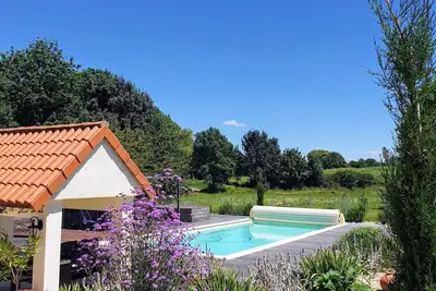 Image de Le Petit Pas Gite  in a tranquil setting surrounded by vineyards and sunflowers