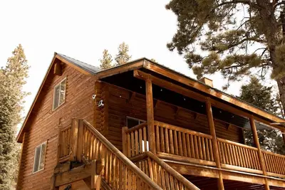 Image de 🏔Log Cabin Oasis w/hot tub and movie loft🏜
