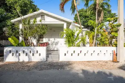Image de Dog-friendly house + guesthouse with private hot tub - less than a mile to beach