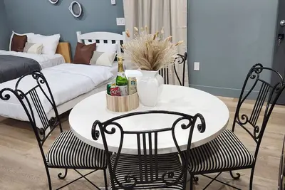 Image de Royal Orchid- Brand new basement suite with private bath & free parking