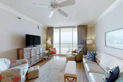 Image de Waterfront condo with indoor & outdoor pools, hot tubs, & on-site restaurants