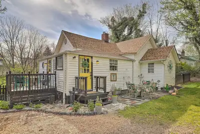 Image de Stylish Woodfin Home w/ Backyard & Fire Pit