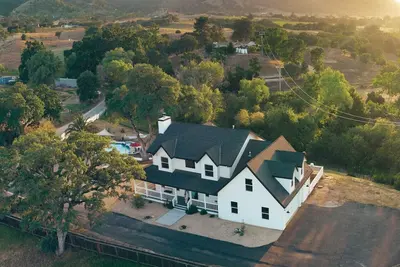 Image de Wine Country Modern Farmhouse with Heated Pool, Hot Tub, Cybertruck
