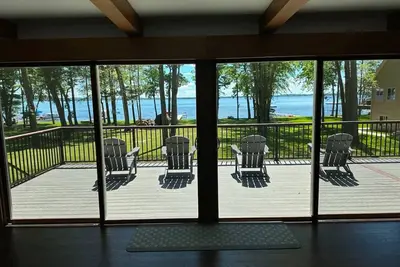 Image de Large lakehome, big yard, gorgeous views. Perfect for families!