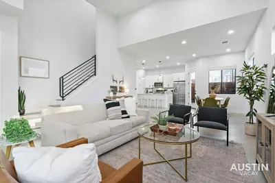 Image de Brand New House + Yard Next to Downtown & E 6th!