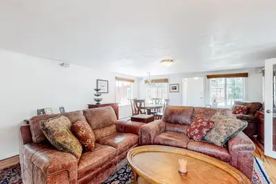 Image de Adorable cottage w/large deck, fast WiFi, gourmet kitchen, & great location