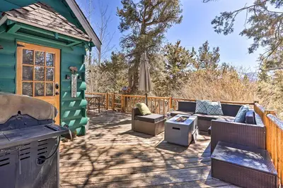 Image de < 2 Mi to Lake: Big Bear City Cabin w/ Hot Tub!