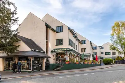 Image de Luxury 2 Bed Room Lake View Apt Bowness Parking