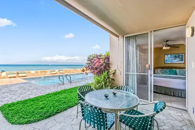 Image de Ground-floor condo with w/d - walkout to shared pool, grill, and private beach