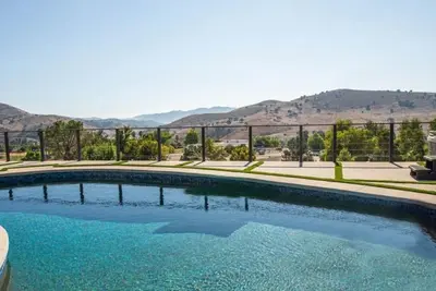 Image de calabasas Home With stunning Views, Pool, and Jacuzzi