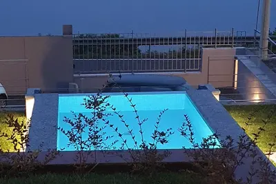 Image de Appartement 'New Infinity Pool - I Carcioni' avec vue sur le lac, piscine privée et Wi-Fi
