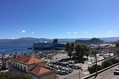 Appartement pour 5 très lumineux et gai, ascenceur, 8 mn Mer en bus au pied imm.