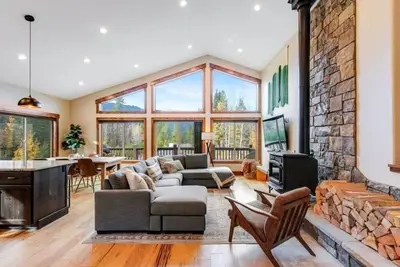 Image de Family-Friendly Cabin W\/ Mountain Views and Hot Tub