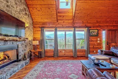 Image de Twilight Moon  by Chatuge Home Concierge<br> Hot Tub, Fire pit & Pool Table, mountain view