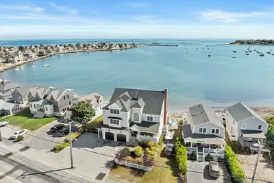Image de Breathtaking harbor views from spacious beachfront home.