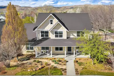 Image de \"At The Hearth\" - Luxury Home w/ Gym Access and Seasonal Pool!