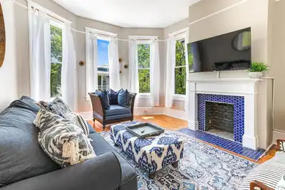 Image de Large Top Floor Apartment Near Forsyth by Lucky Savannah