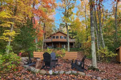 Image de Two cabins, Two kitchens, Hot Tub, King Beds