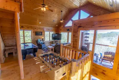Image de Spacious Smoky Mountain 4br Cabin — Pet Friendly, Hot Tub, Game Rooms, & Views