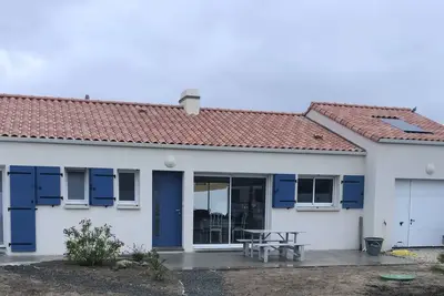 Image de Beaux volumes pour cette jolie maison Ă 50 m de la mer.