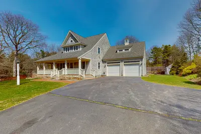 Image de Idyllic home on half-acre with amazing location, 3 living areas, central Ac, W\/D