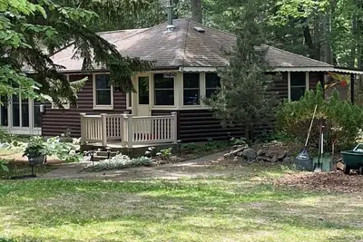 2 bedroom cottage 1 block from South Beach- hot tub, fire pit